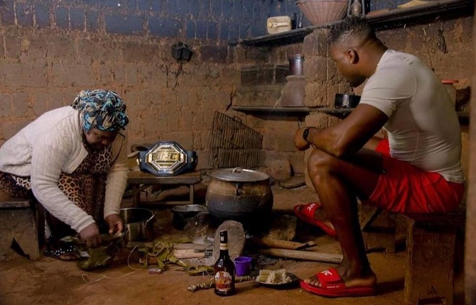 Cameroon Francis NGannou Dans La Cuisine De Sa Maman Pour Recevoir 